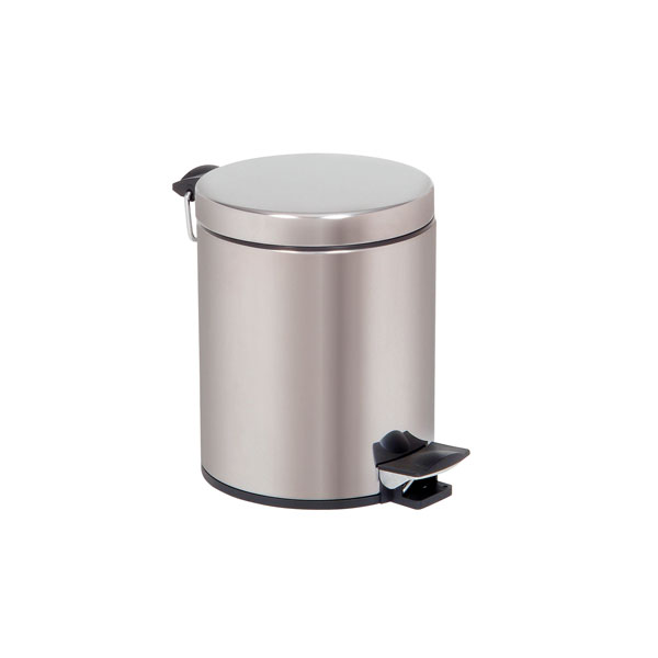 Waste bin with pedal