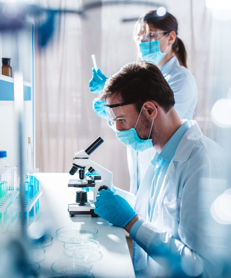 Researcher studies new treatments against covid-19 under the microscope